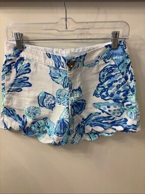 Lilly Pulitzer Women’s White Scallop Hem Shorts with Blue Shell Print